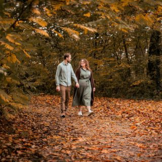 Kijk ons even casual en verliefd wandelen 😍🍂

We hebben de foto's gehad van onze shoot met @jozienphotography_ 🍄wat zijn ze mooi geworden! Kijk naar die herfstige kleuren! 

Zo blij mee 😁